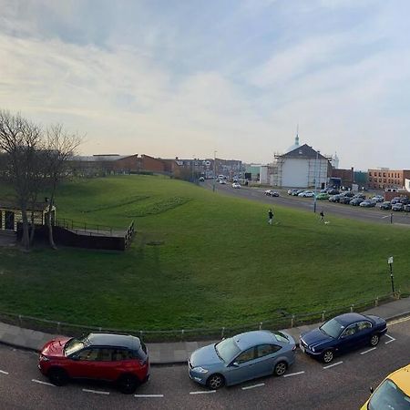 Hightide Seaside Apartment With Beach & Spanish City Views Whitley Bay Bagian luar foto